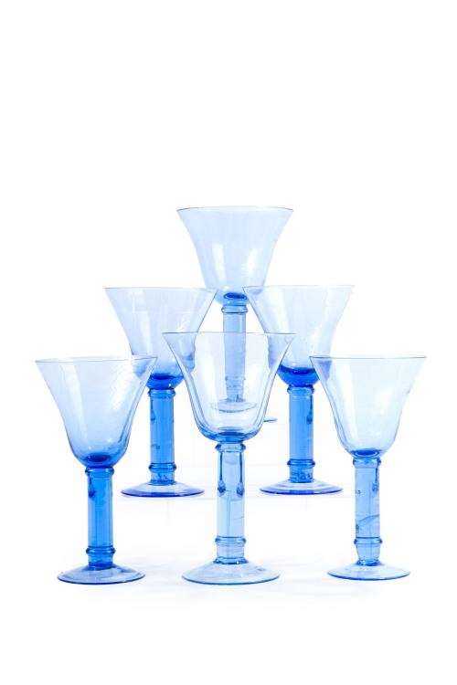 684   -  <p><span class="object_title">Juego de 6 copas de agua y 15 copas de vino en cristal azul moldeado. </span><br></p>