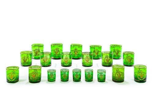Juego de vasos en cristal moldeado en verde. Tres alturas. 