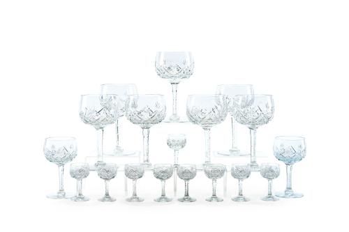 307   -  <p><span class="object_title">Juego de copas en cristal de Bohemia incoloro tallado a rueda formado por: 9 copas de agua, 2 copas de vino y 9 copitas de licor. </span><br></p>