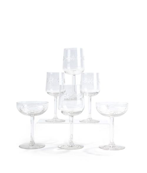 686   -  <p><span class="object_title">Juego de copas en cristal centroeuropeo moldeado y tallado a rueda con decoración estrellada. </span><br></p>