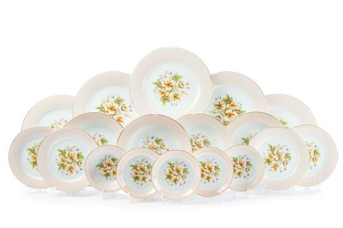 Vajilla en porcelana japonesa con campo grabado de flores y