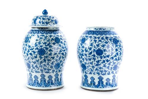 Gran pareja de tibores con tapa en porcelana china blanca y