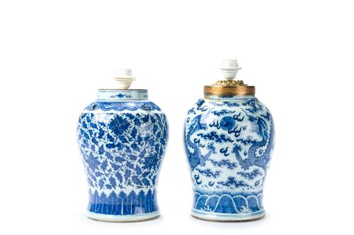 Lote de dos lámparas con fuste de jarrón en porcelana china
