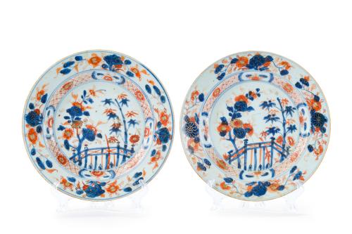 Pareja de platos hondos en porcelana china de estilo Imari.