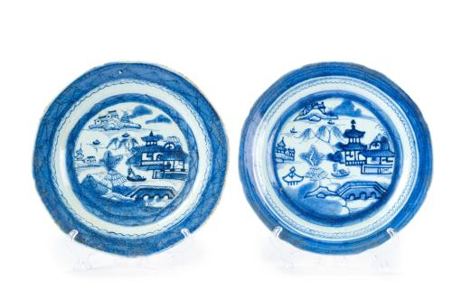 Pareja de platos en porcelana china blanca y azul, S. XVIII