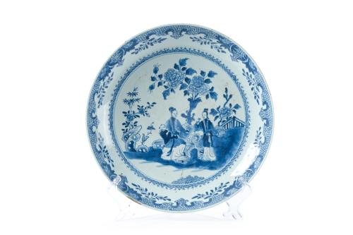 Gran plato en porcelana china azul y blanca, S. XX.Decora