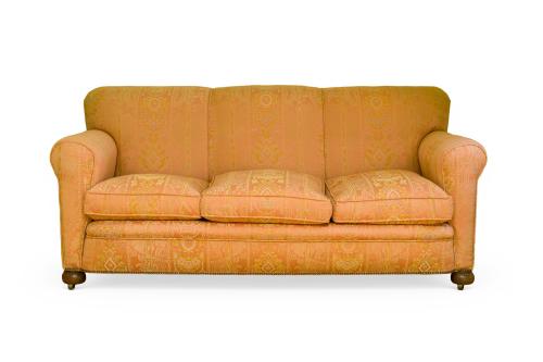 Sofa de tres plazas con tapicería color salmón 
