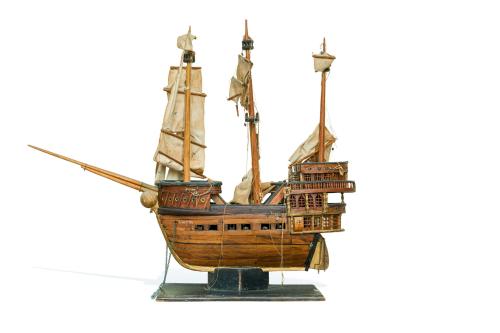 Maqueta de barco de madera representando un galeón o navío 