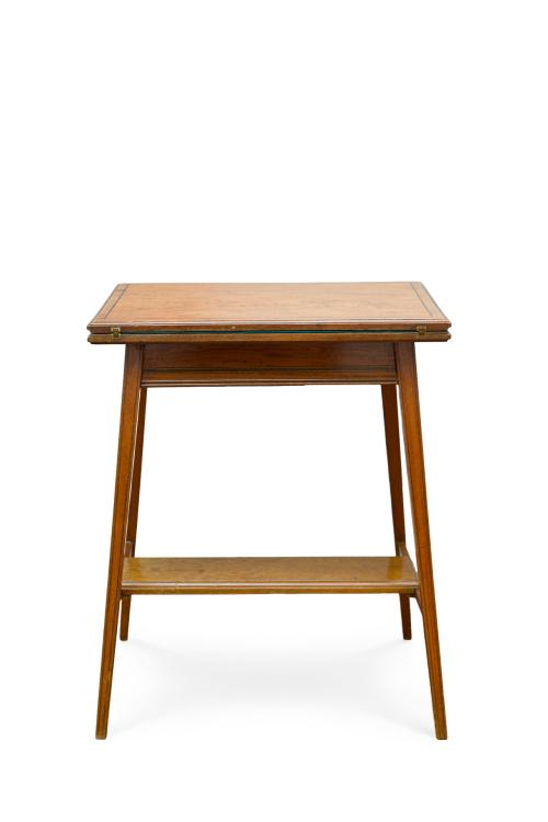 Mesa de juego mid-century, c. 1950En madera clara, tapa a