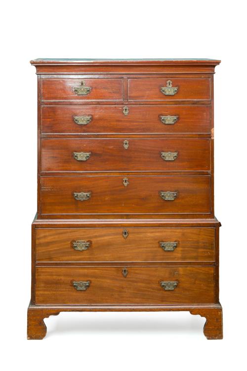 23   -  <p><span class="object_title">"Tallboy" estilo georgiano, Épcoca victoriana, Inglaterra, s. XIX<br/>En madera de caoba, herrajes y bocallaves en latón dorado. <br/>Seis registros de cajones, siendo el superior doble. </span><br></p>