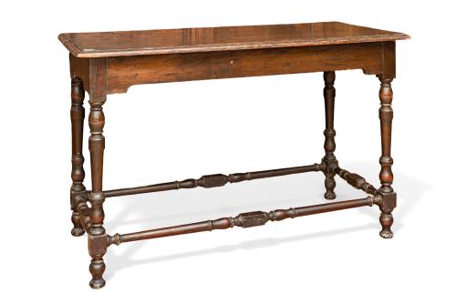 668   -  <p><span class="object_title">Mesa española en madera <br/>Patas torneadas y chambrana perimetral</span><br></p>