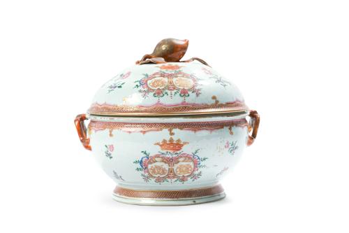 Sopera en porcelana de Compañía de Indias blasonada con esm