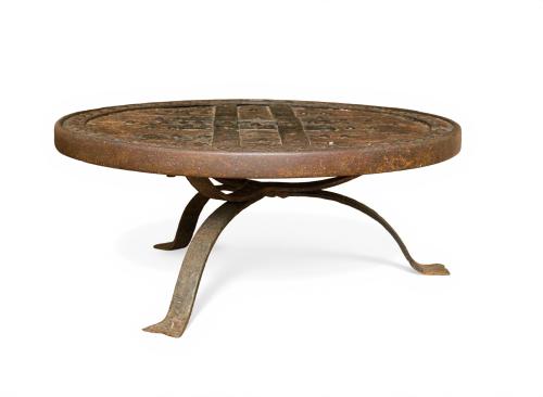 Mesa baja de centro con tablero reutilizado de rueda de car
