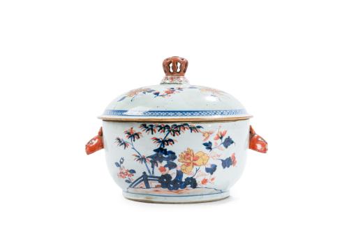 13   -  <p><span class="object_title">Sopera en porcelana de Compañía de Indias, tipo Imari, Dintastía Qing, época Qianlong (1736-1795)<br/>Con decoración de motivos vegetales en óxido de hierro y azul cobalto bajo cubierta y dorada sobe cubierta. Asas zoomorfas. </span><br></p>