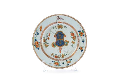 14   -  <p><span class="object_title">Fuente de porcelana de Compañía de Indias blasonada con esmaltes tipo Imari, Dinastía Qing, época de Qianlong (1736-95)<br/>Con decoración esmaltada en óxido de hierro, azul de cobalto y dorado, y detalles en verde de motivos florales y corona de marqués. </span><br></p>