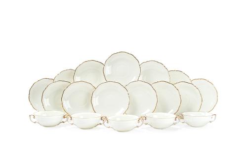 687   -  <p><span class="object_title">Juego de consomé en porcelana de Santa Clara con filos en dorado. <br/>Compuesto por: 15 tazas de consomé con 14 platos. </span><br></p>