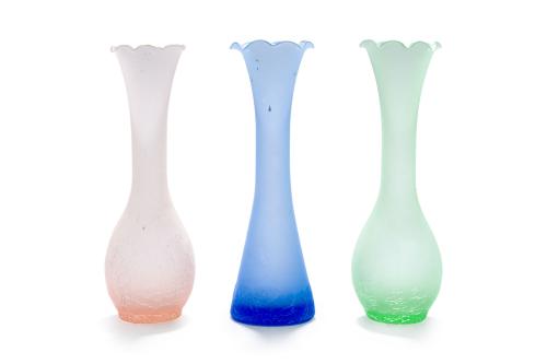Lote de tres violeteros esmerilados en cristal multicolor. 