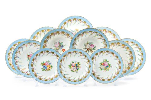 313   -  <p><span class="object_title">MINTON"S INGLATERRA, C.1910-30<br/>Vajilla en porcelana esmaltada con decoración floral policromada y dorada sobre fondo celeste, borde ondulado y perfil festoneado siguiendo modelos rococós. Compuesta por: 16 platos llanos, 9 platos hondos y 14 platos de postre.<br/>Con marcas. </span><br></p>