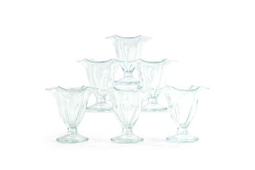 681   -  <p><span class="object_title">Juego de 21 copas para helado en vidrio moldeado en su color. <br/></span><br></p>