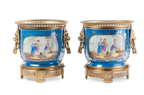232   -  <p><span class="object_title">Pareja de enfriadores a la manera de Sévres, de estilo Luis XVI, Francia, ff.  S. XIX.<br/>En porcelana esmaltada en "bleu de roi" con decoración en reseva de escenas galantes. Monturas en bronce dorado con borde calado y de contarios. Asas a modo de mascarones de león. <br/>Con marcas.<br/><br/></span><br></p>
