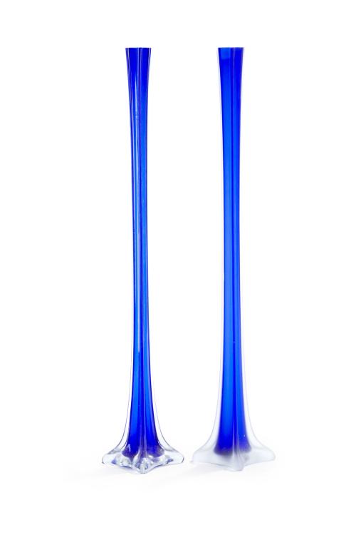 Pareja de floreros de cuello largo en cristal azul, uno de 