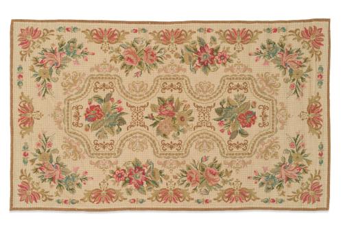 Alfombra en petit-point con ramos de rosas y cenefa de guir