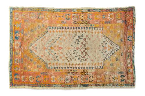 15   -  <p><span class="object_title">Alfombra turca "Ushak", primera mitad, s. XX<br/>En lana anudada a mano decorada con medallón hexagonal con motivos vegetales y florales estilizados. </span><br></p>