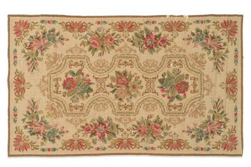  Alfombra en petit-point con ramos de rosas y cenefa de gui