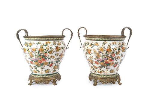 22   -  <p><span class="object_title">Gran pareja de jardineras en porcelana china, s. XX<br/>Con decoración esmaltada y vidriada  de motivos vegetales y florales.<br/>Monturas en bronce dorado.</span><br></p>