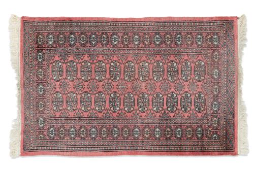 Alfombra persa "Bukhara" en lana, s. XXCampo rosa con med