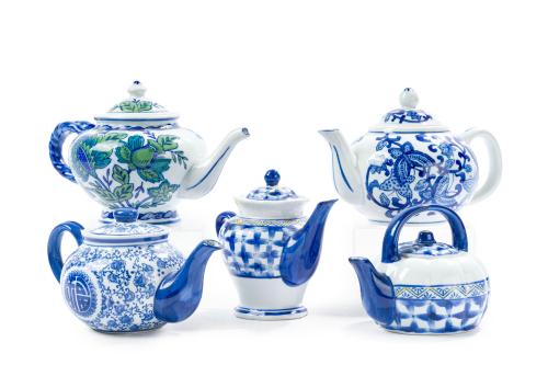 Lote de 5 teteras en porcelana china esmaltada en azul y bl