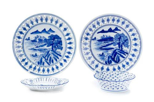 Lote de porcelana blanca y azul de estilo oriental formado 