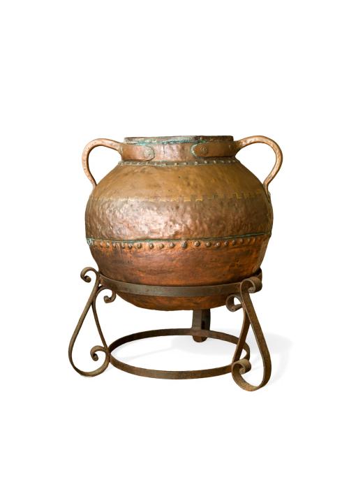 Gran caldero en cobre martillado y remachado. Sobre soporte