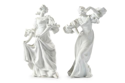 Pareja de figuras femeninas danzantes en biscuit europeo. 