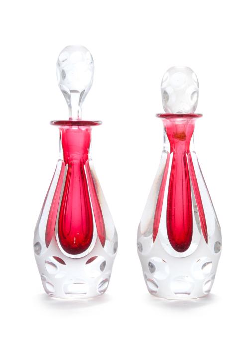 647   -  <p><span class="object_title">Pareja de perfumeros en cristal de Bohemia, c. 1950-1970<br/>En vidrio tallado, de doble capa en tono rojo rubí e incoloro. De cuerpo piriforme, cuello cilíndrico y tapones en cristal esmerilado decorados con óvalos pulidos.</span><br></p>