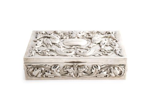 Caja joyero en plata española punzonada y alma de madera,  
