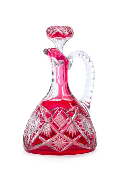 646   -  <p><span class="object_title">Aceitera en cristal de Bohemia en color rubí e incoloro tallado con decoración de estrellas, motivos geométricos y puntas de diamante. <br/>Con alguna falta en el tapón y en la boca. </span><br></p>