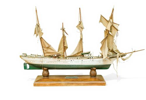 Maqueta de velero de cuatro mástiles en madera policromada,