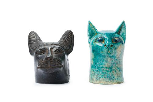 670   -  <p><span class="object_title">Lote de dos cabezas de la diosa Bastet egipcea. <br/>Una en cerámica esmaltada en turquesa y otra en madera de ébano. </span><br></p>