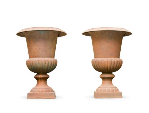 4   -  <p><span class="object_title">Pareja de copas Medici de hierro colado para jardín.</span><br></p>