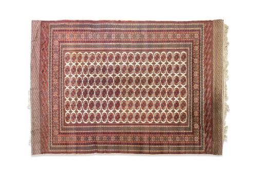 Alfombra persa "Bukhara" en lana, s. XXCampo en tono crud