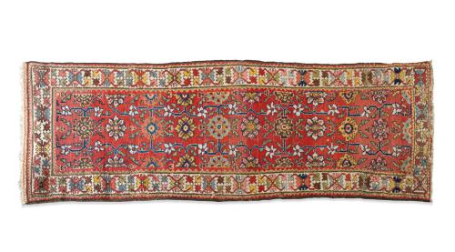 89   -  <p><span class="object_title">Alfombra de pasillo estilo oriental en lana, s. xx<br/>Camo rojo con decoración de motivos florales. </span><br></p>