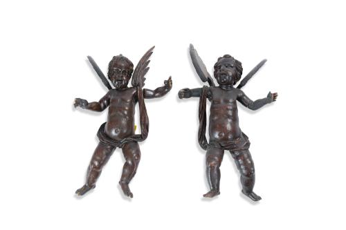 Pareja de decorativos angelotes en madera tallada y pintada