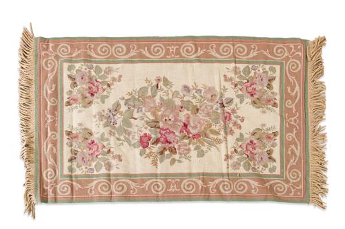 267   -  <p><span class="object_title">Pareja de alfombras en petit-point estilo Aubusson <br/>Decoración de motivos florales sobre campo beige. Cenefa en verde de roleos vegetales entrelazados. Rematada con flecos. </span><br></p>