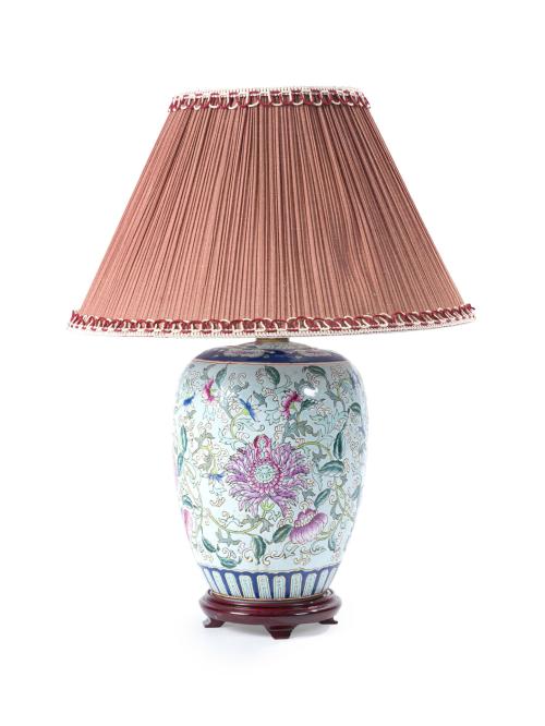 527   -  <p><span class="object_title">Lámpara de sobremesa en porcelana estilo oriental esmaltada y vidriada con decoración de motivos vegetales y florales. <br/>Sobre peana de madera. Pantalla plisada en color teja. </span><br></p>