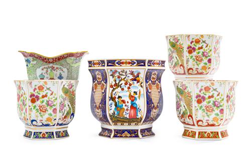Variado lote de 5 maceteros de estilo oriental en porcelana
