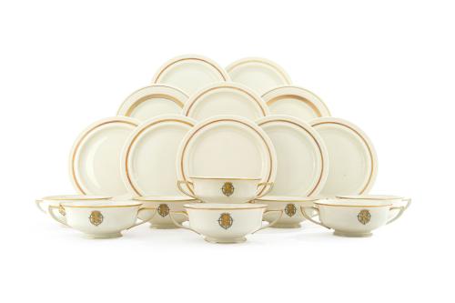 Lote para consomé formado por 10 platos en porcelana de Vis