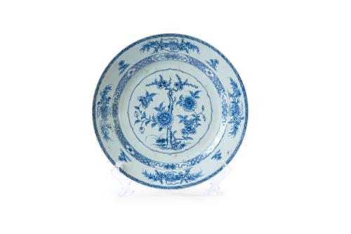 Gran plato en porcelana blanca y azul, Compañía de Indias, 