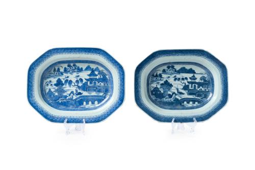 Par de fuentes ochavadas en porcelana blanca y azul, Compañ