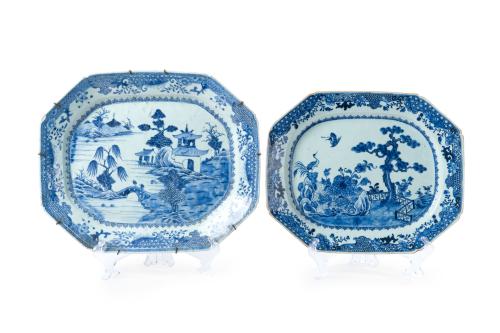 19   -  <p><span class="object_title">Lote de dos fuentes ochavadas en porcelana blanca y azul, Compañía de Indias, China, Dinastía Qing, ss. XVIII-XIX.<br/>En porcelana esmaltada y vidridada con decoración de paisajes orientales y pagodas. Cenefas vegetales y reticuladas. </span><br></p>